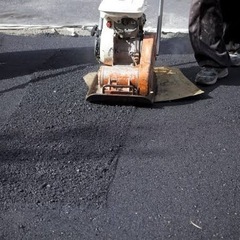 舗装工事作業員の画像