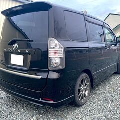 ＜月々格安＞【自社ローン＆リース】でブラックOK😉そろそろ人並みのクルマに乗りませんか？？保証人不要・来店不要で楽々デス💕車検とっても長いです！トヨタ　ヴォクシー　修復歴なし　フルセグナビ　バックカメラ　両側パワスラ　フルエアロがカッコいい👍の画像