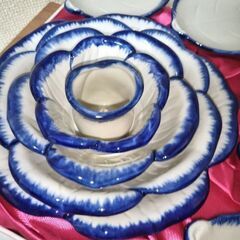 未使用まるほんとーき雅　5枚重ねるとバラの花になる陶器鉢と葉の形の皿5枚の画像