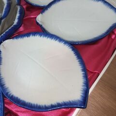 未使用まるほんとーき雅　5枚重ねるとバラの花になる陶器鉢と葉の形の皿5枚の画像