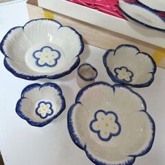未使用まるほんとーき雅　5枚重ねるとバラの花になる陶器鉢と葉の形の皿5枚の画像