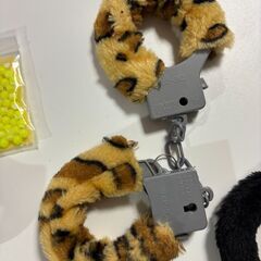 銀玉鉄砲と手錠３種(刑事ごっこ）用？の画像