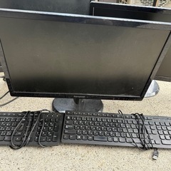 無料　パソコンモニターとキーボードの画像