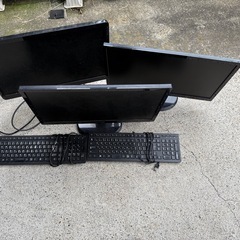 パソコンモニターとキーボード