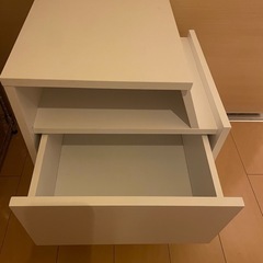 ベッドテーブル　サイド
テーブルの画像