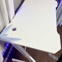 ゲーミングデスク 白 青 Victone Z字脚の画像