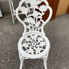 ☆ 花模様 の 装飾 が 施された 白 の 金属製 ガーデン テーブル と