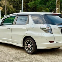 フィットシャトル Hybrid  🔘 年式：2011年 🔘 車検：2013年11月8日 🔘 走行距離：148,121km 🔘エアコン 🔘ETC 🔘 ナビゲーション 🔘 電動シャッター 🔘 電動ミラー 🔘 アイドリングストップ 🔘 スマートキーの画像