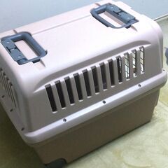 中型犬用ペットキャリー　プラスチック製　キャスター付きの画像