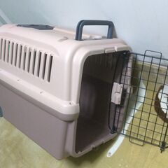 中型犬用ペットキャリー　プラスチック製　キャスター付きの画像