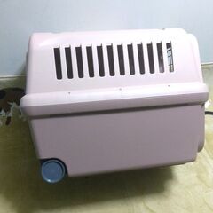 中型犬用ペットキャリー　プラスチック製　キャスター付きの画像