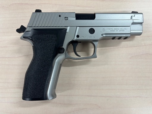 東京マルイ　SIG SAUER P226 E2 ステンレスモデル　予備マガジン付き