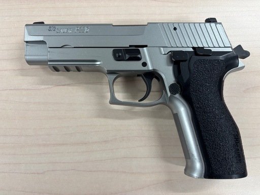 東京マルイ　SIG SAUER P226 E2 ステンレスモデル　予備マガジン付き