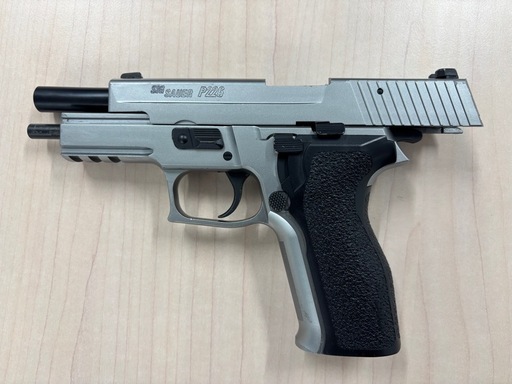 東京マルイ　SIG SAUER P226 E2 ステンレスモデル　予備マガジン付き