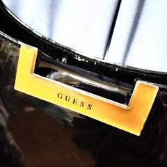 GUESS ショルダーバック　エナメル調の画像