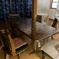 テーブル　椅子