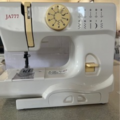 大幅値下げ値下げしました！janome コンパクト電動ミシン　フットスイッチ付き　の画像