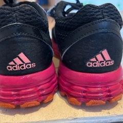 adidasスニーカー22.5の画像