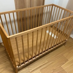 IKEA 木製ベビーベッドの画像