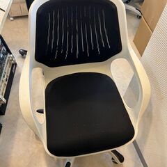白イス2脚差し上げます。の画像