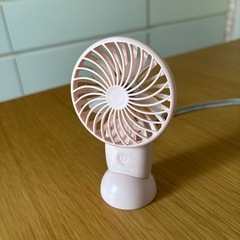 ピンクのミニ扇風機台座付き