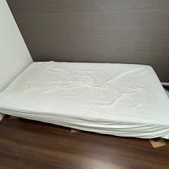 ニトリのマットレス付きシングルベッドとシーツ
