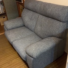 グレーの二人掛けソファの画像