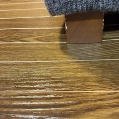 グレーの二人掛けソファの画像