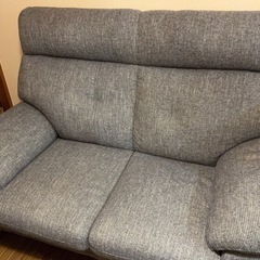 グレーの二人掛けソファの画像