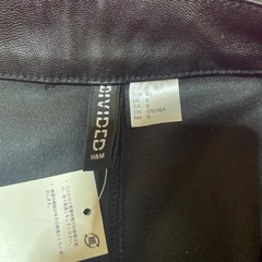 新品未使用 H&M フェイクレザー　ショートパンツ　Lサイズの画像