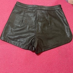 新品未使用 H&M フェイクレザー　ショートパンツ　Lサイズの画像