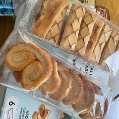 お菓子大量　飲み物の画像