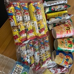 お菓子大量　飲み物の画像
