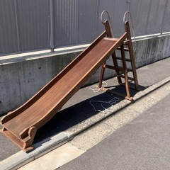 古い木製の滑り台の画像