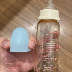 【値下げしました】森永　粉ミルクはぐくみ800g +哺乳瓶(プラスチック)の画像