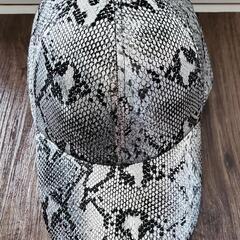 《SALE》新品未使用　シルバースネーク柄キャップ