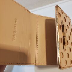 アンテプリマ ANTEPRIMA ミニ財布 三つ折り 財布 がま口財布 水玉模様 ドット柄 ピンクゴールド ベージュ 本革 レザーの画像