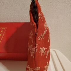 菱屋謹製 Calen Blosso 菱屋カレンブロッソ ポーチ がま口 和柄 シマウマ ゼブラ柄 赤 朱色 大きめ 深め 馬 馬柄の画像