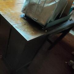 天板が頑丈な木の机の画像