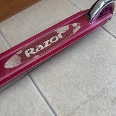 【値下げ】Razor  キックボード 折りたたみできます ピンクの画像