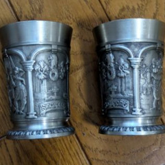 彫刻装飾付き金属製コップの画像