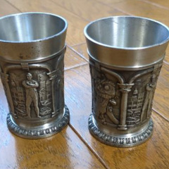 彫刻装飾付き金属製コップの画像