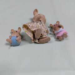 廃盤品　貴重な初期　シルバニアファミリー　耳折れウサギ（アイボリー）ファミリー3体の画像