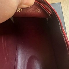 赤い光沢ドレスシューズの画像