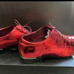 赤い光沢ドレスシューズの画像