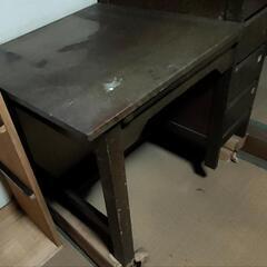 落ち着いた色合いの木のデスクの画像