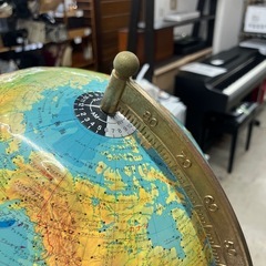 Y2506-709 星座球付き地球儀 上のつまみ回すとライト点きます 中古の画像