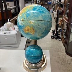 Y2506-709 星座球付き地球儀 上のつまみ回すとライト点きます 中古の画像