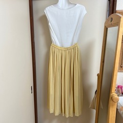 ほぼ未使用　UNIQLOイエロープリーツスカートの画像