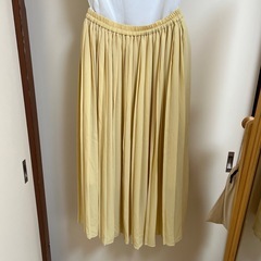 ほぼ未使用　UNIQLOイエロープリーツスカートの画像
